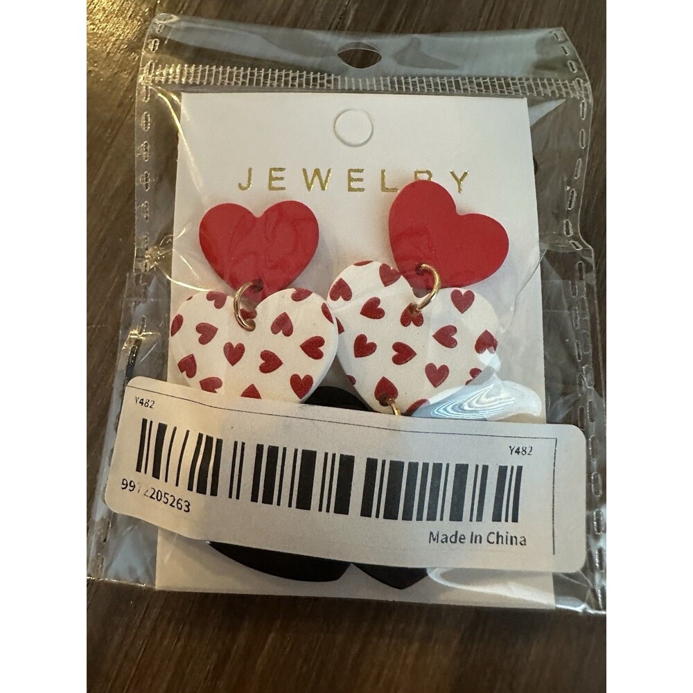 Women’s Valentines Earrings Heart Earrings New In Package Gold Tone Pierced